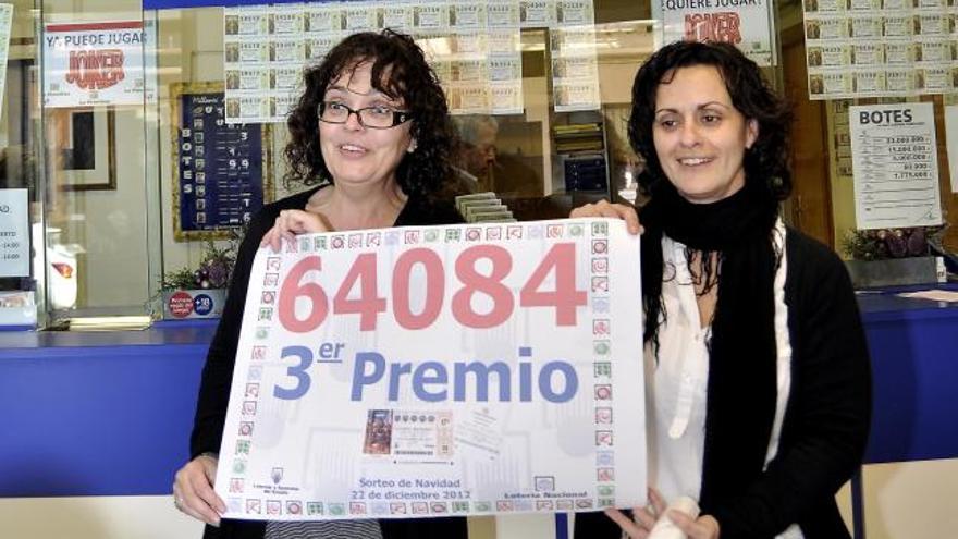 Las dueñas del despacho de Carcaixent que dio el tercer premio.