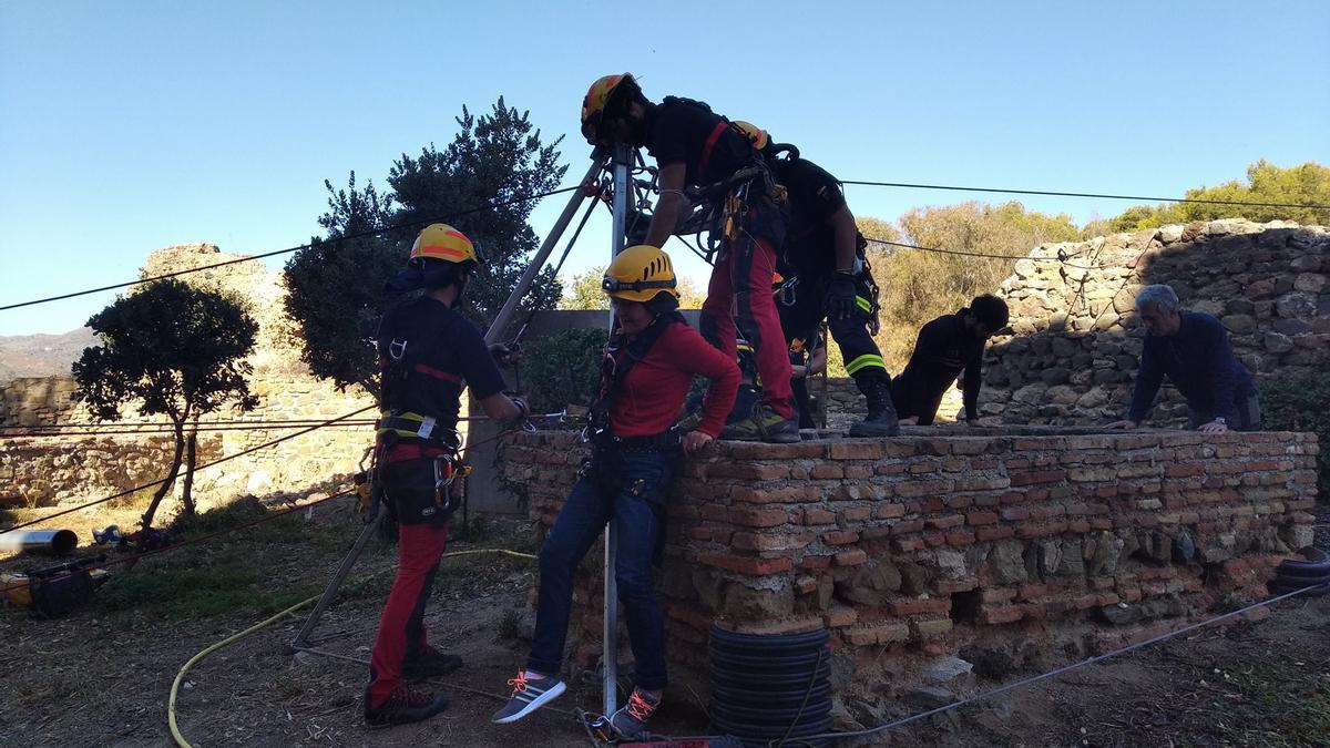 Los bomberos  inspeccionan dos pozos en la Alcazaba y Gibralfaro. Foto: Alejandro Santana Almendro