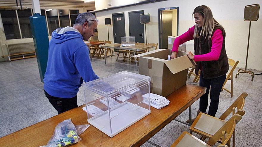 Preparatius de les últimes eleccions catalanes en un col·legi de Girona.