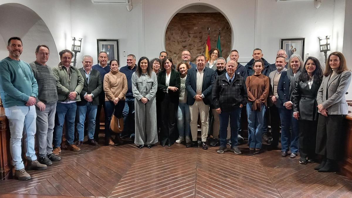 Foto de familia de autoridades y empresarios asistentes a la presentación de la asociación en Villa del Río.