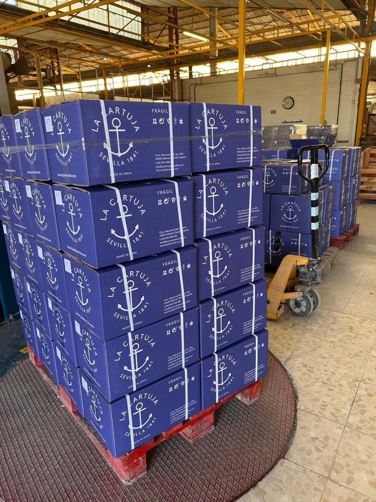Mercancía preparada para ser enviada de manera internacional en la fábrica de cerámica de La Cartuja de Sevilla