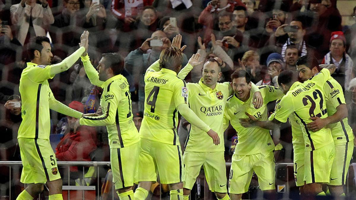 Buquets, Alba, Rakitic, Iniesta, Messi, Suárez y Alves celebran uno de los goles de Neymar, fuera de imagen