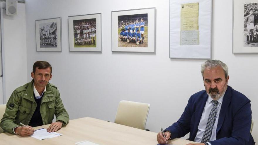 Ziganda y Manolo Paredes, ayer, durante la firma del contrato. | Real Oviedo 