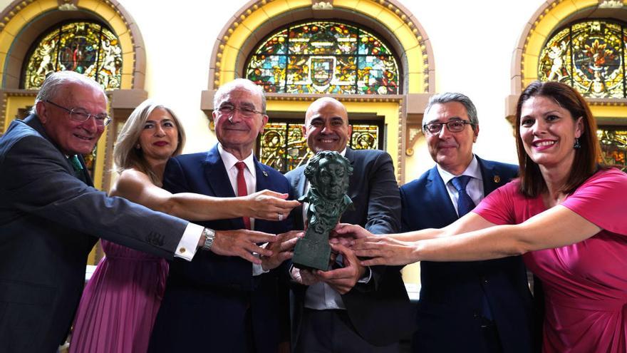 Manuel Azuaga, Patricia del Pozo, Francisco de la Torre, Rafael Portela, Francisco Salado y Noelia Losada con el Goya