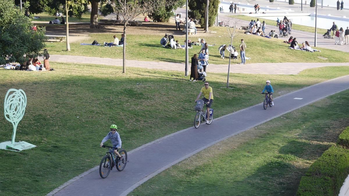 Turistas y valencianos disfrutan del jardín del Turia, junto a la Ciutat de les Arts.