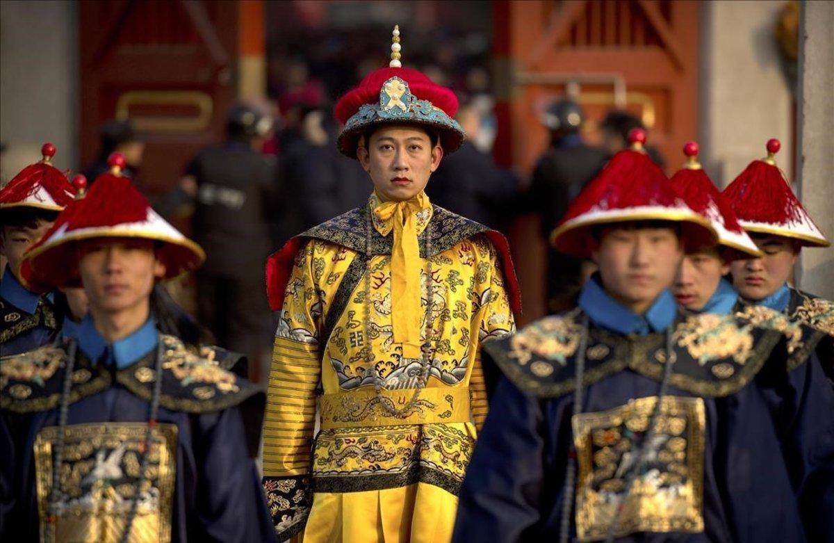 Un actor vestido como un emperador participa en la ceremonia de la dinastía Qing en el parque Ditan, en Beijing.