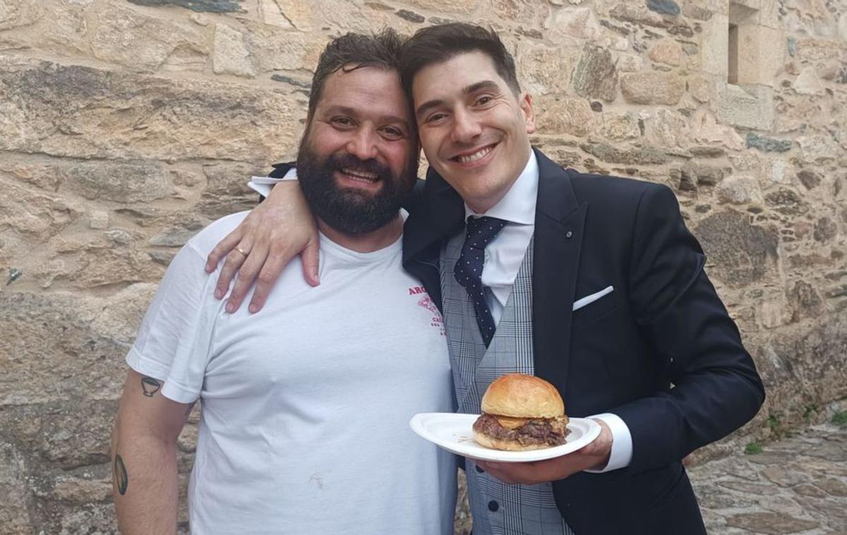 Gonzalo Pose (Argentinos Burguer) y Alberto Lareo Peiteado posan juntos.