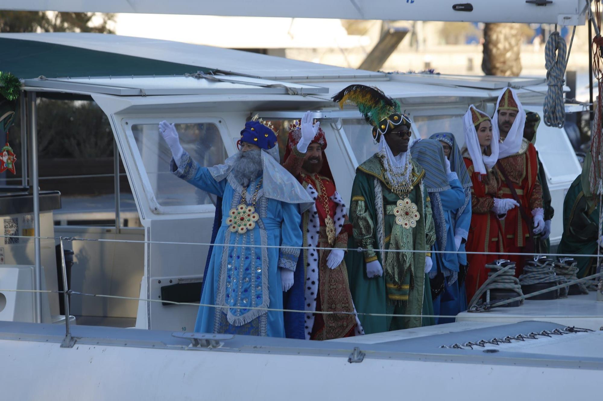 Cientos de niños reciben a los Reyes en el Puerto de València