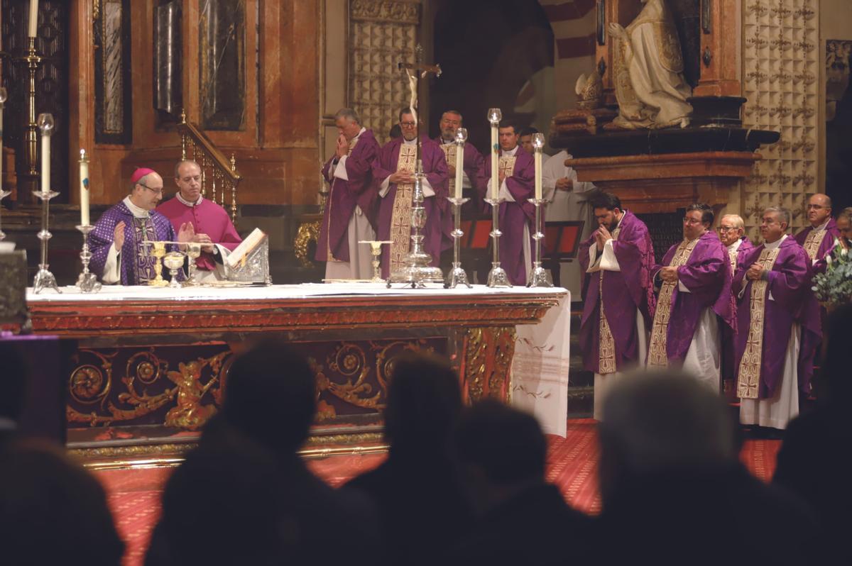 La Mezquita-Catedral de Córdoba acoge la misa funeral por las víctimas de Adamuz La Mezquita-Catedral de Córdoba acoge la misa funeral por las víctimas de Adamuz