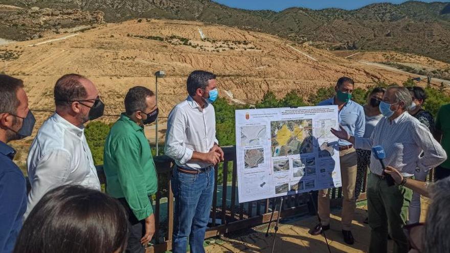 El consejero Antonio Luengo, ayer, junto a los alcaldes de Abanilla y Orihuela. | TONY SEVILLA