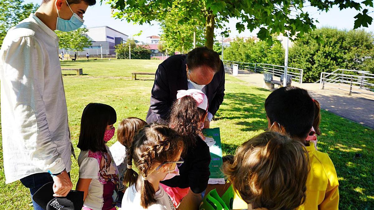 Avelino Souto y José Crespo departen, ayer, con los niños del Campamento Verde de Lalín.