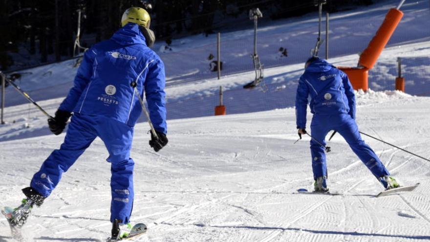 Dos esquiadors estrenant la temporada a Port Ainé