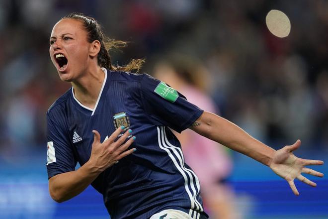 Florencia Bonsegundo de Argentina celebra tras anotar el 3 - 3 ante Escocia durante un partido de la Copa Mundial Femenina de la FIFA 2019 entre Argentina y Escocia este miércoles, en París (Francia).