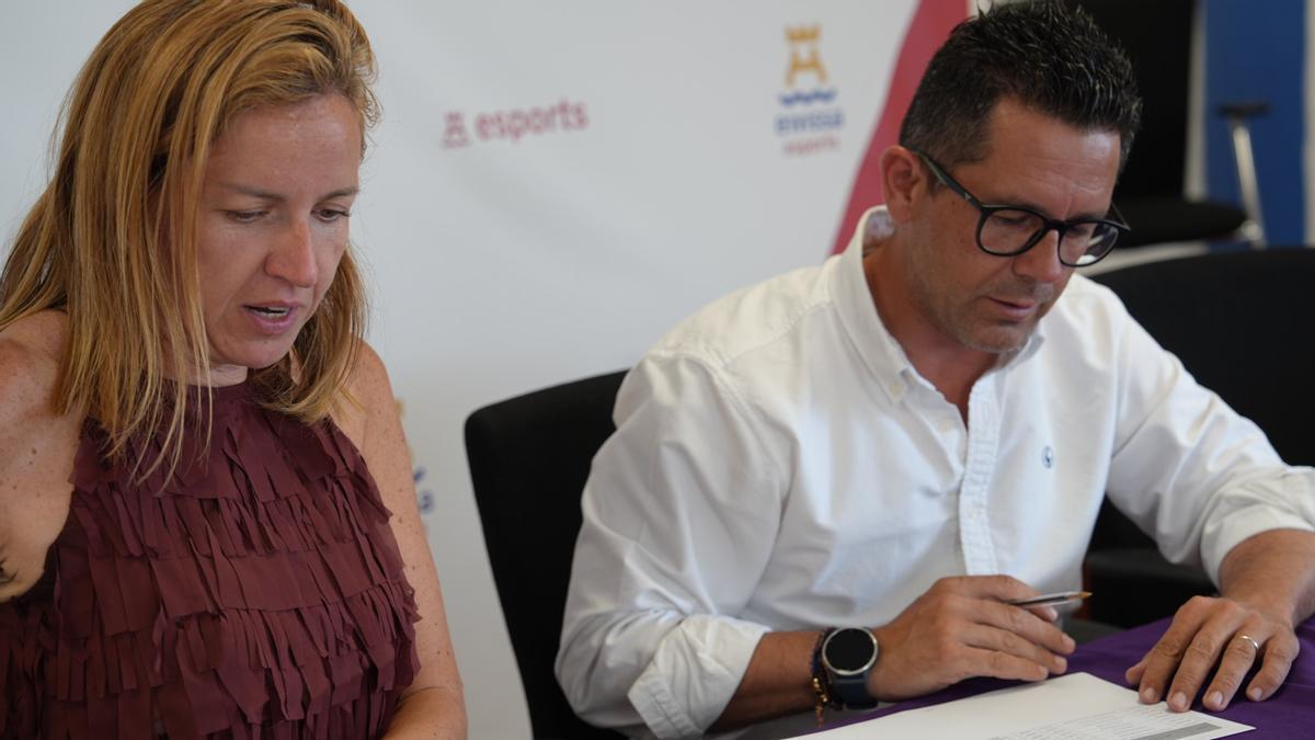 Rafael y Catiana Fuster firman los convenios.