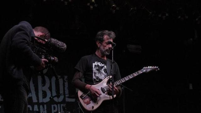 Manolo Kabezabolo, con la guitarra durante el rodaje de una de las escenas de su documental.
