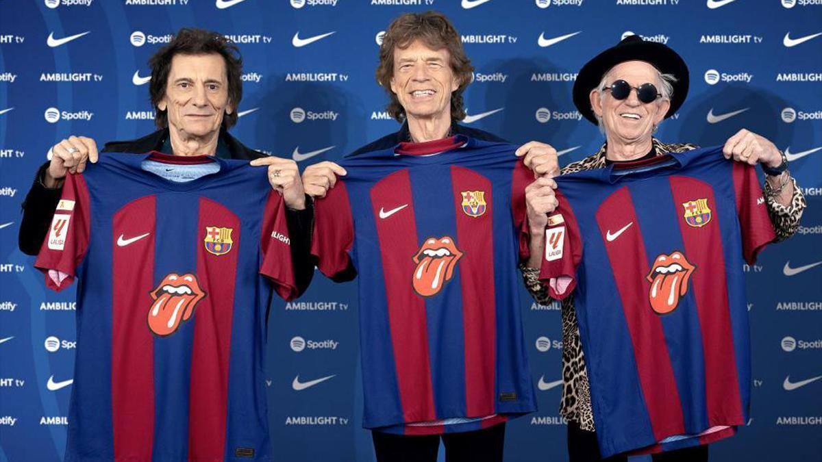 Ron Wood, Mick Jagger y Keith Richards, amb la samarreta del Barça