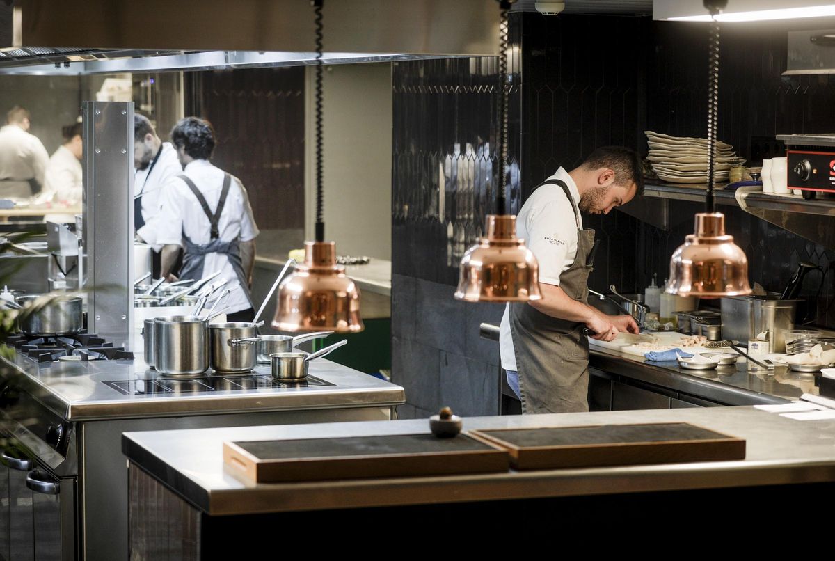 El chef Andreu Genestra muestra la cocina y los secretos de su nuevo  restaurante en Mallorca