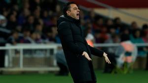 Xavi, enfadado con los suyos durante el encuentro ante el Valencia edn Montjuic