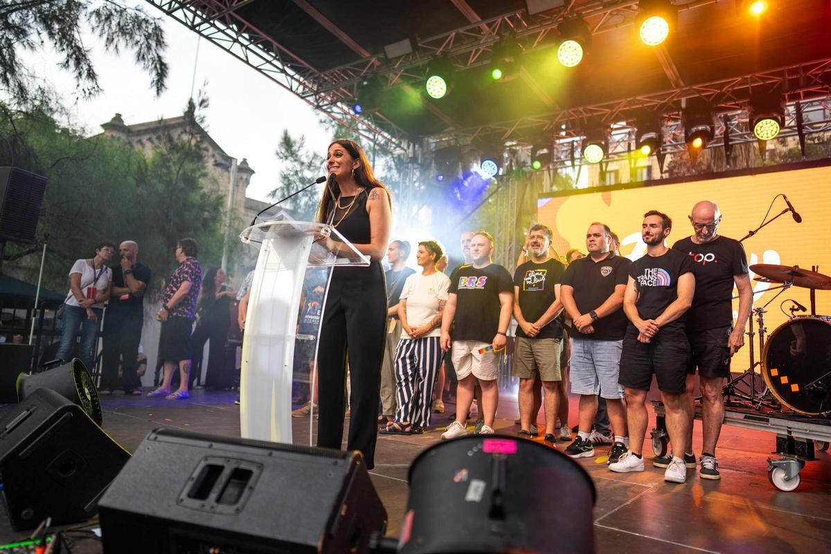 María Peláe, hace el pregón del Pride en la plaza Universitat