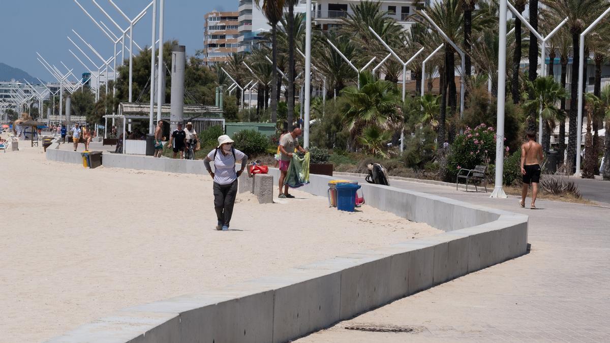 El nuevo murete de la Playa de Palma tiene una longitud de 1.600 metros y está construido con bloques de hormigón de unos tres metros cada uno