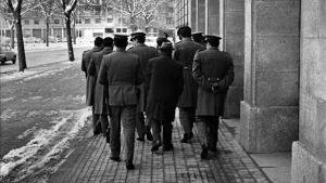 La policía franquista custodia el acceso al tribunal del Proceso de Burgos