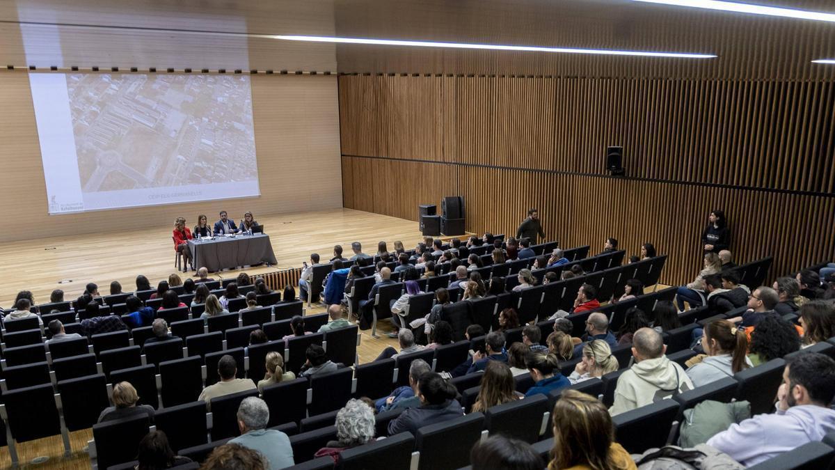 Familias, ante el desalojo por grietas en un CEIP de Rafelbunyol: "Reubicar al alumnado es lo que tenían que hacer"