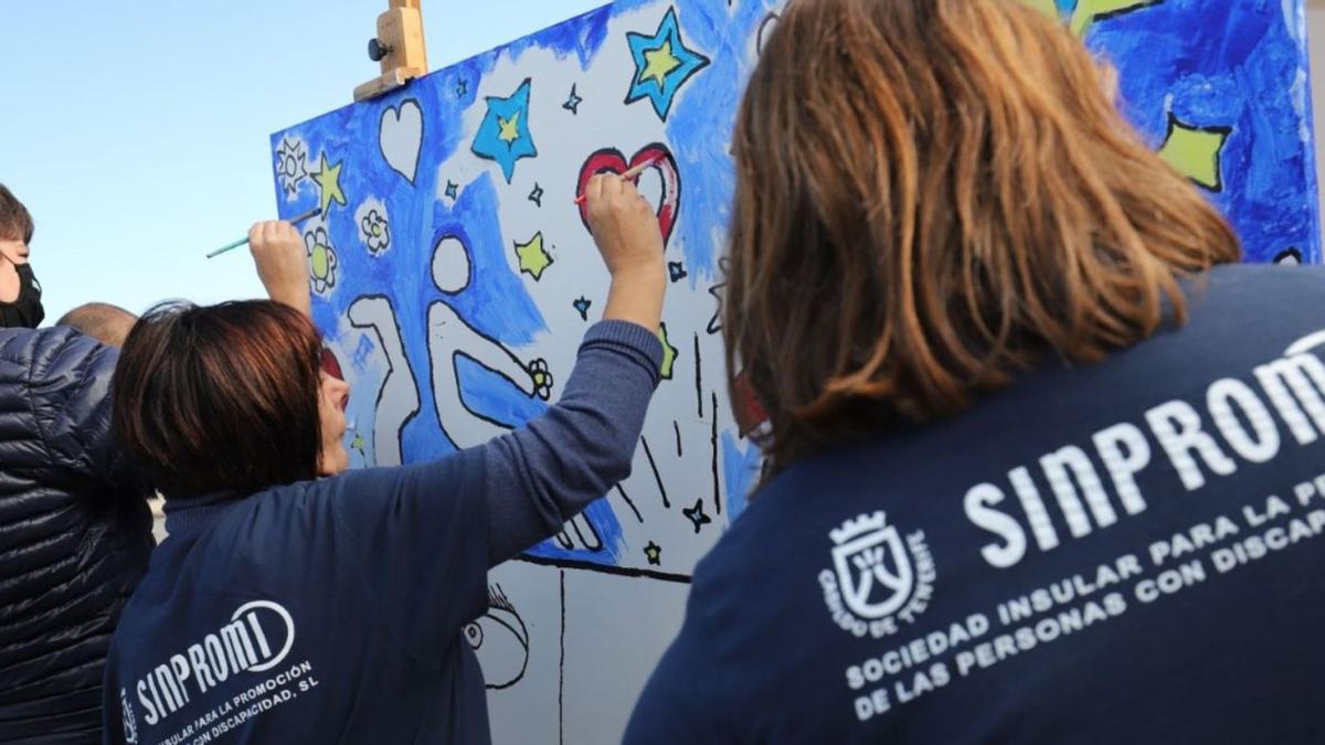 Personas con discapacidad integradas en Sinpromi elaboran un mural.