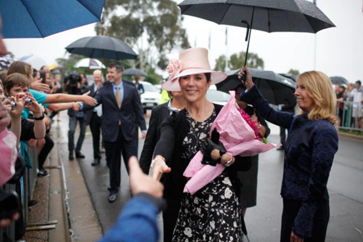 La princesa de Dinamarca saluda el públic durant una visita oficial a Canberra (Austràlia).