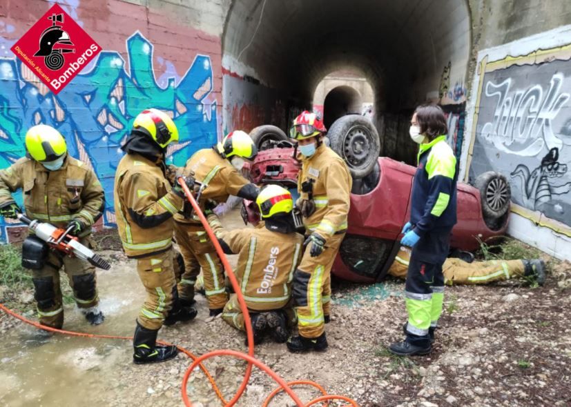 Excarcelan a una persona que cayó con su coche a un barranco