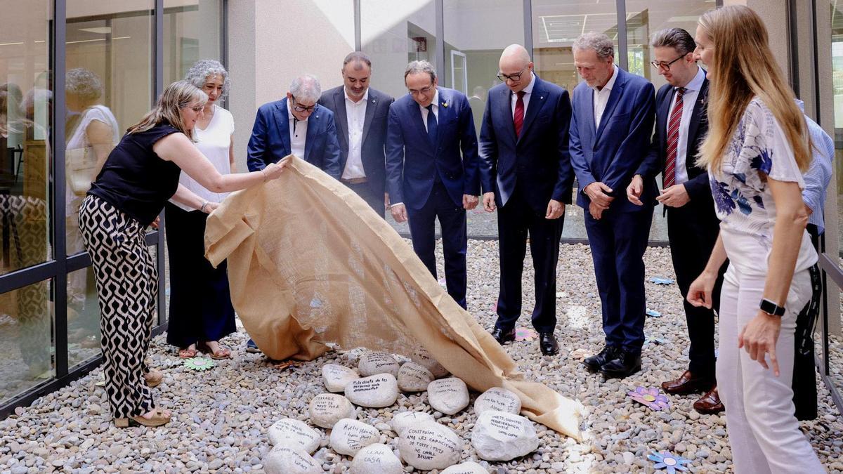Moment de la recuperació simbòlica de les pedres col·locades en l’inici de les obres.