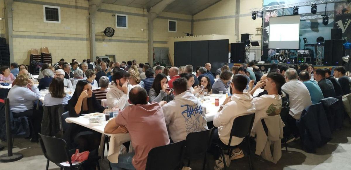 Más de 130 vecinos disfrutaron de estofado en el pabellón municipal de Mezalocha. | SERVICIO ESPECIAL