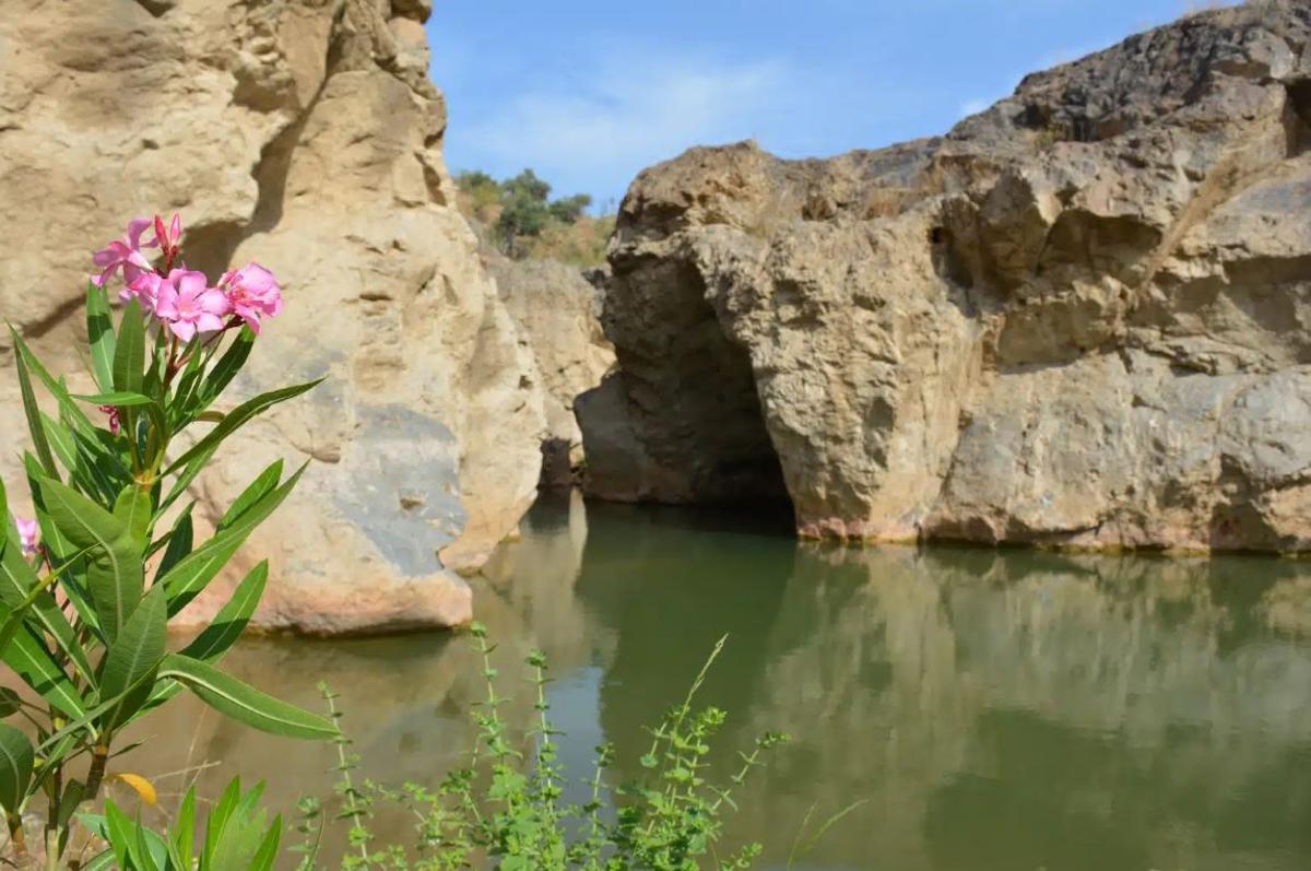 El Charco del Infierno, la piscina natural más “tenebrosa” de Málaga, rodeada de cataratas y con sus aguas sobre un cañón