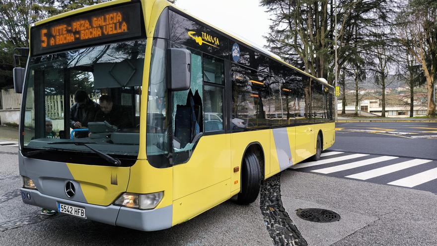 Rompe la ventanilla e intenta agredir a un conductor de un bus urbano de Santiago