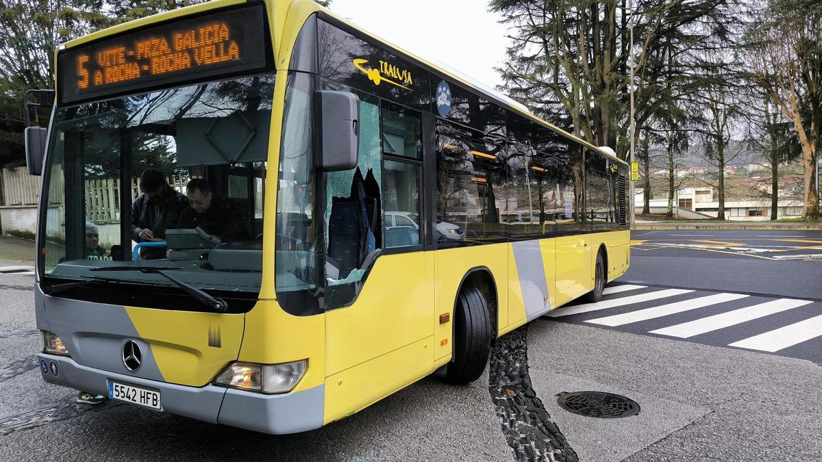Rompe la ventanilla e intenta agredir a un conductor de un bus urbano de Santiago