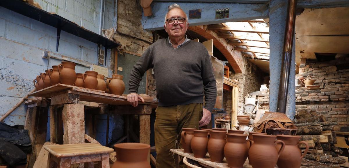 José Manuel Vega Gutiérrez, “Selito”, posa en su taller de Faro, en Oviedo, junto a sus obras de cerámica. | |  LUISMA MURIAS
