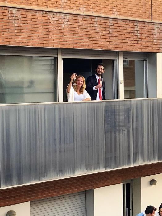 Queralt Codina i Fonsi García, ben mudats i sorpresos al seu balcó de Manresa.