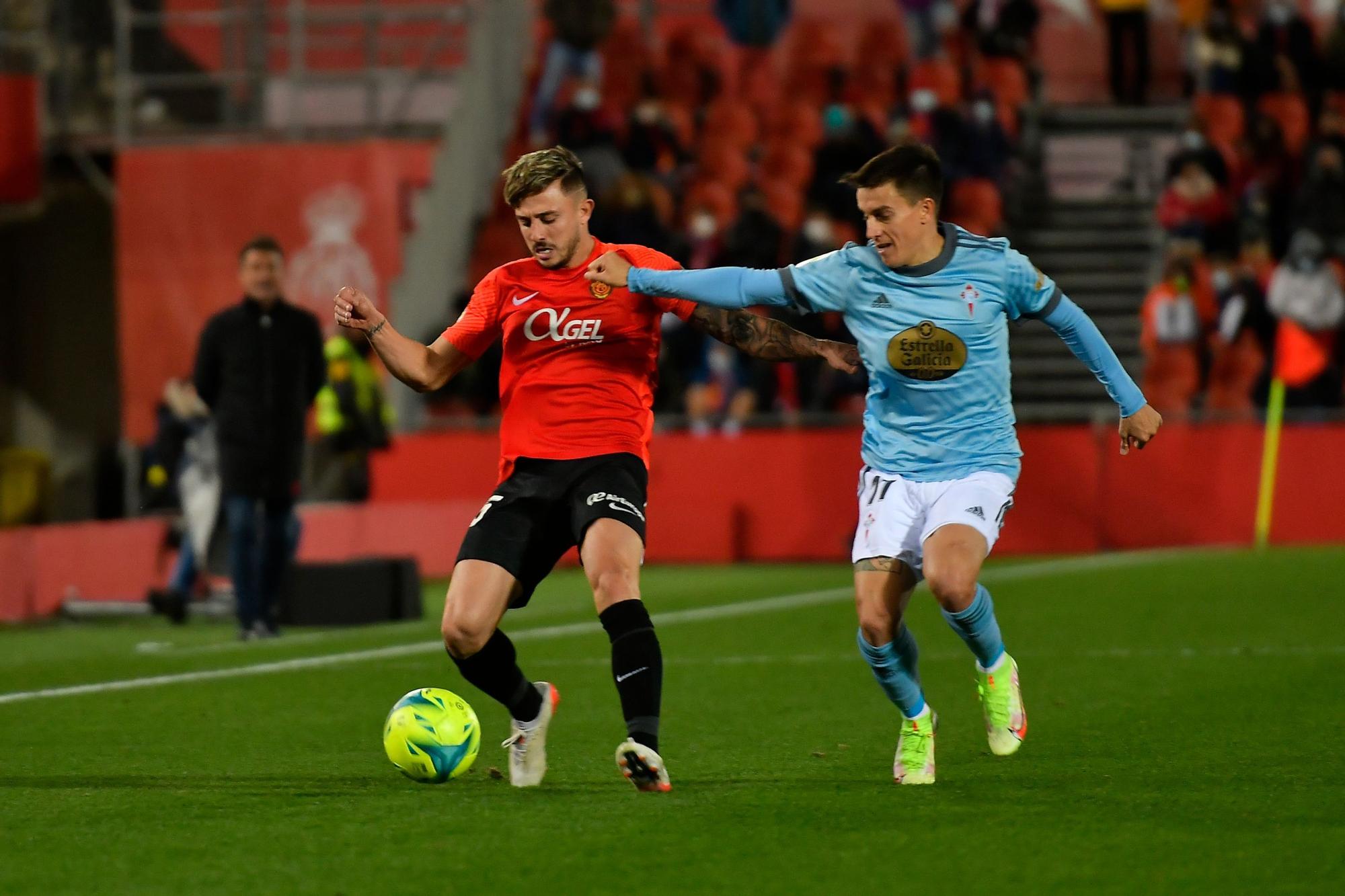 Las mejores imágenes del partido (y del viento) entre el Mallorca y el Celta