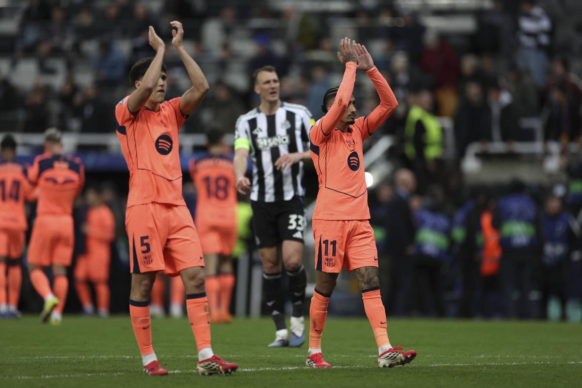 Cubarsí y Raphinha saludan a la afición del Barça