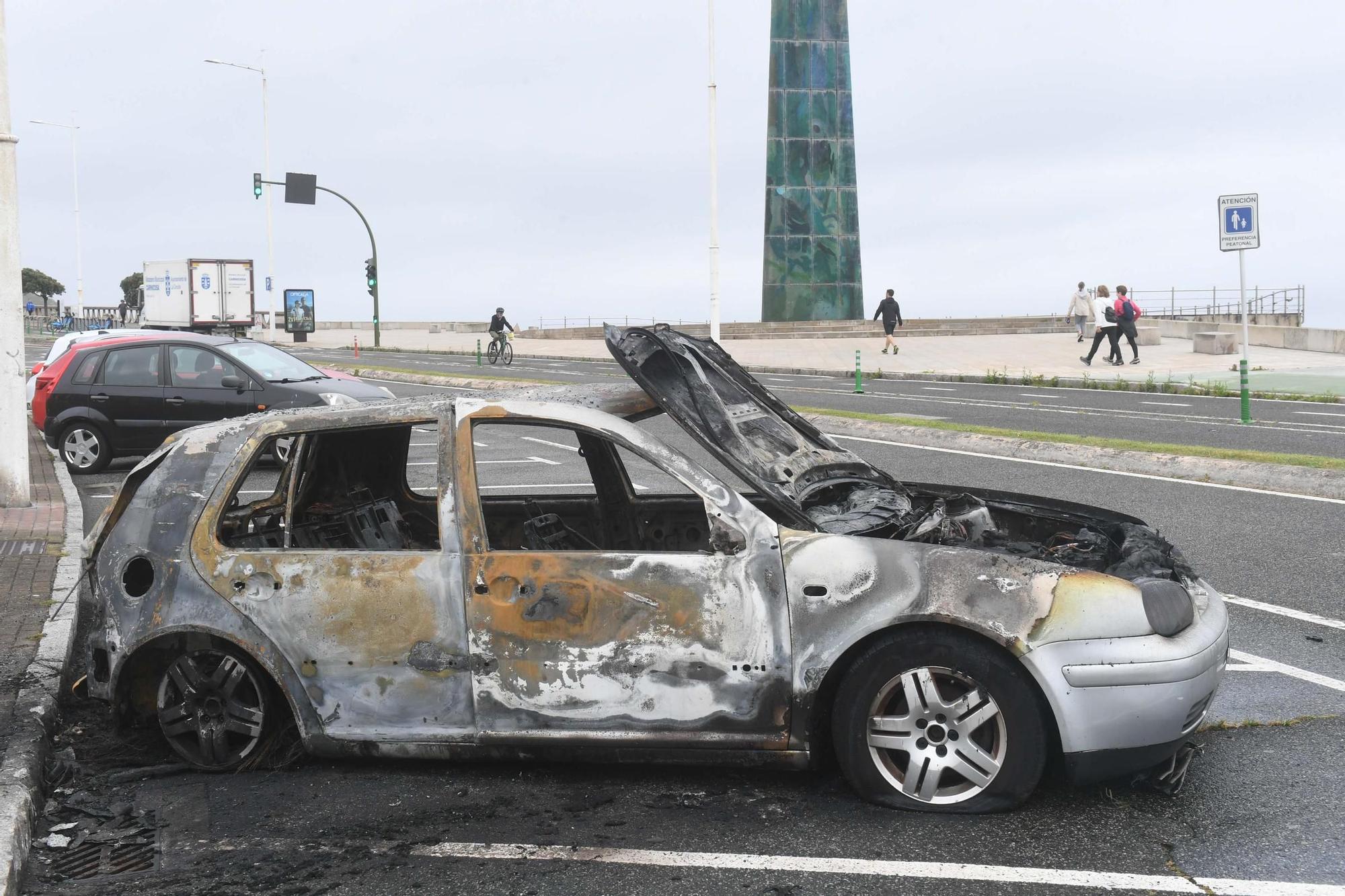 Arde un vehículo esta madrugada estacionado en el paseo marítimo de A Coruña