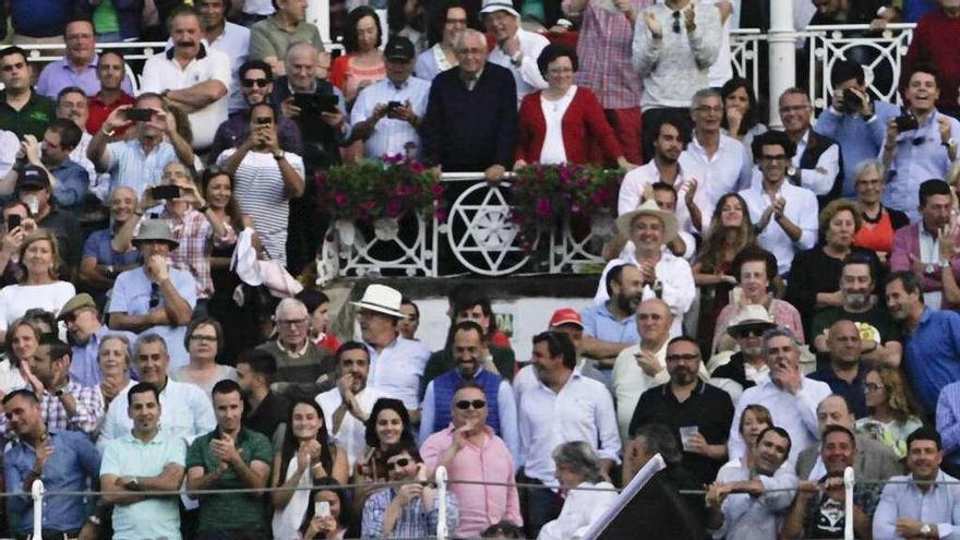 Juan José Padilla, dando la vuelta al ruedo en El Bibio.