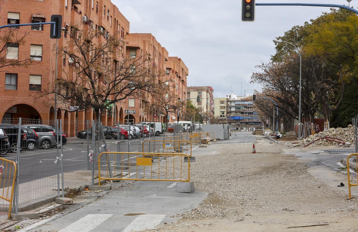 Así lleva la avenida Martín Trenco desde el pasado mes de noviembre, abierta y sin obreros