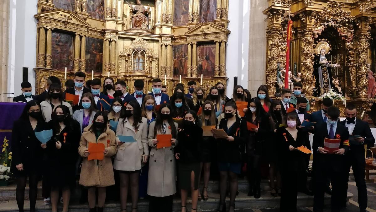 Los quintos cantan su copla tras la misa oficiada en la iglesia de San Julián