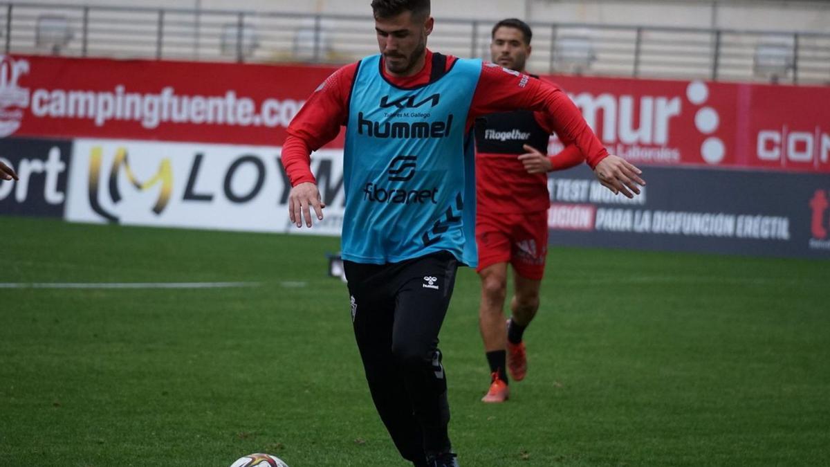 Julio Gracia en el entrenamiento de ayer en Nueva Condomina. | PRENSA REAL MURCIA