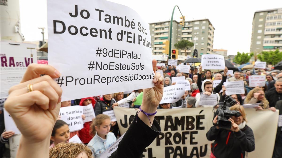 Manifestación en solidaridad de los profesores del IES Palau, en Sant Andreu de la Barca.