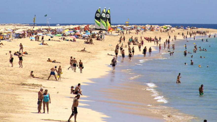 Canarias recuerda las recomendaciones para disfrutar de un día de playa seguro