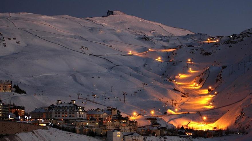 La estación de Sierra Nevada ofrece la opción de esquiar por la noche.