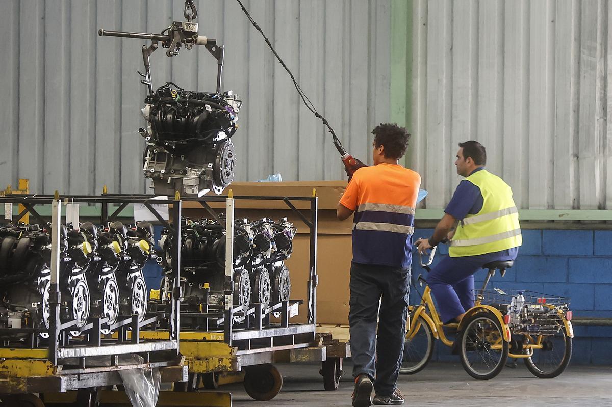 Archivo - Dos trabajadores en una fábrica de vehículos