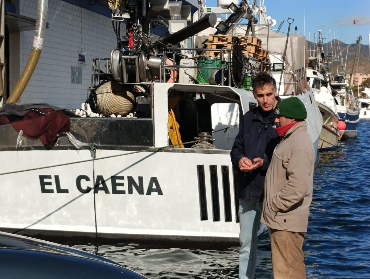 Pescadores con sus embarcaciones amarradas en el Puerto de Mazarrón.
