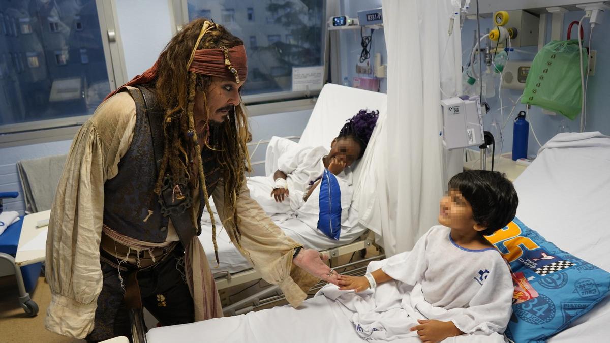 Johnny Depp visita un hospital en San Sebastián disfrazado de Jack Sparrow.