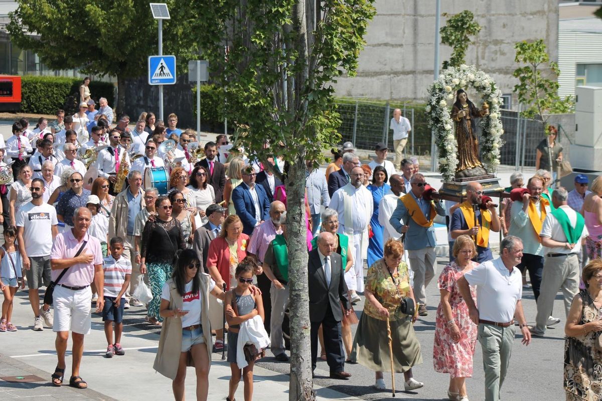 Asistentes á procesión na honra da Virxe da Madalena, celebrada este domingo no Milladoiro